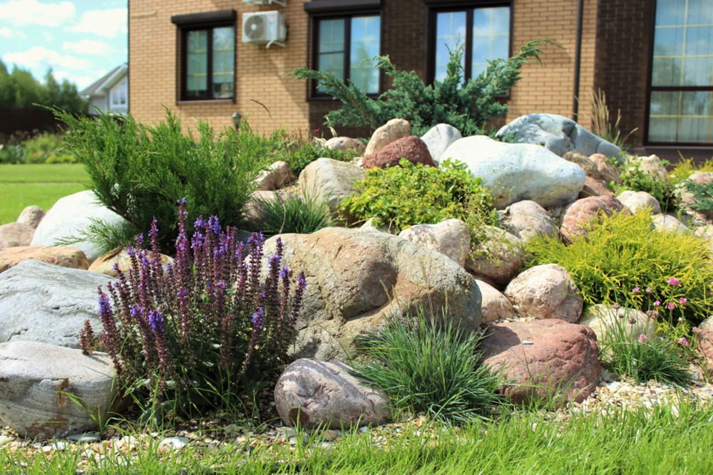 Альпийская горка — настоящий горный пейзаж в миниатюре, который выглядит естественно в любом саду