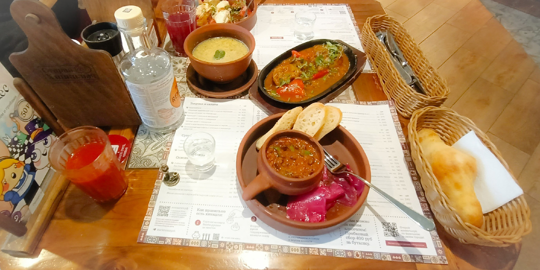 Воскресный обед в сетевом грузинском кафе "Старик Хинкалыч" после отличного трёхчасового киносеанса перетёк в не очень удачный ужин