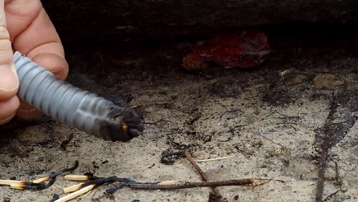 Даже если серую гофру попробовать специально поджигать, то гореть она всё равно не будет
