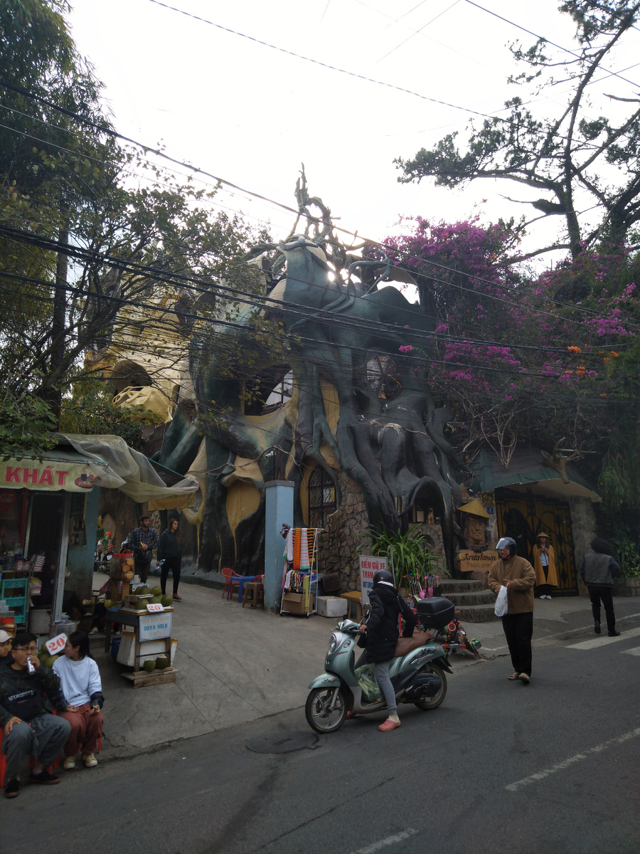 Привычные дома ячейки прервались. Но не прервались бесчисленные провода над головой.🤦‍♂️😅