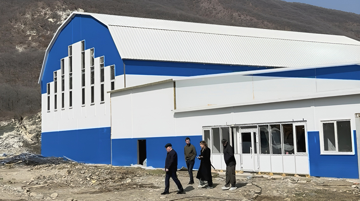 Сотрудники администрации Усть-Джегутинского городского поселения проверяют ход работ на объекте. Фото автора.