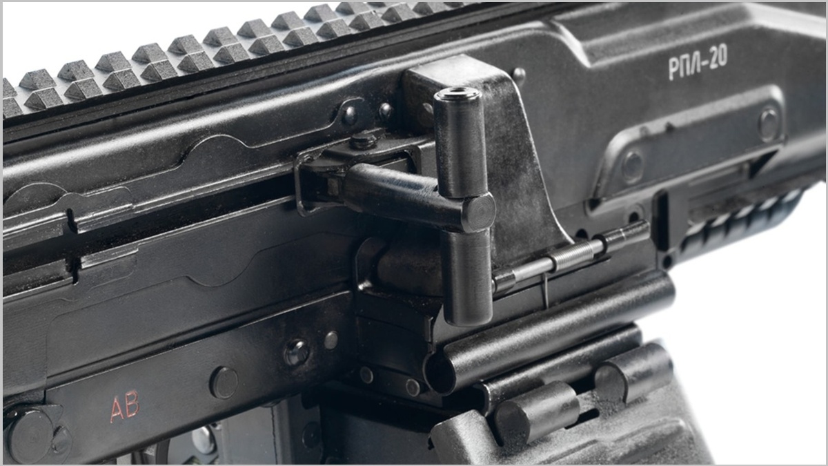 На фотографии: новейший российский пулемет РПЛ-20 – легкий ручной пулемёт ленточный под патрон 5,45 мм. Источник фото: https://kalashnikovgroup.ru