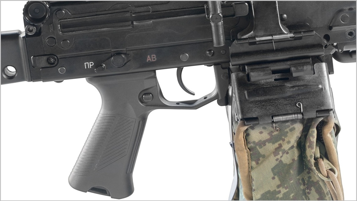 На фотографии: новейший российский пулемет РПЛ-20 – легкий ручной пулемёт ленточный под патрон 5,45 мм. Источник фото: https://kalashnikovgroup.ru