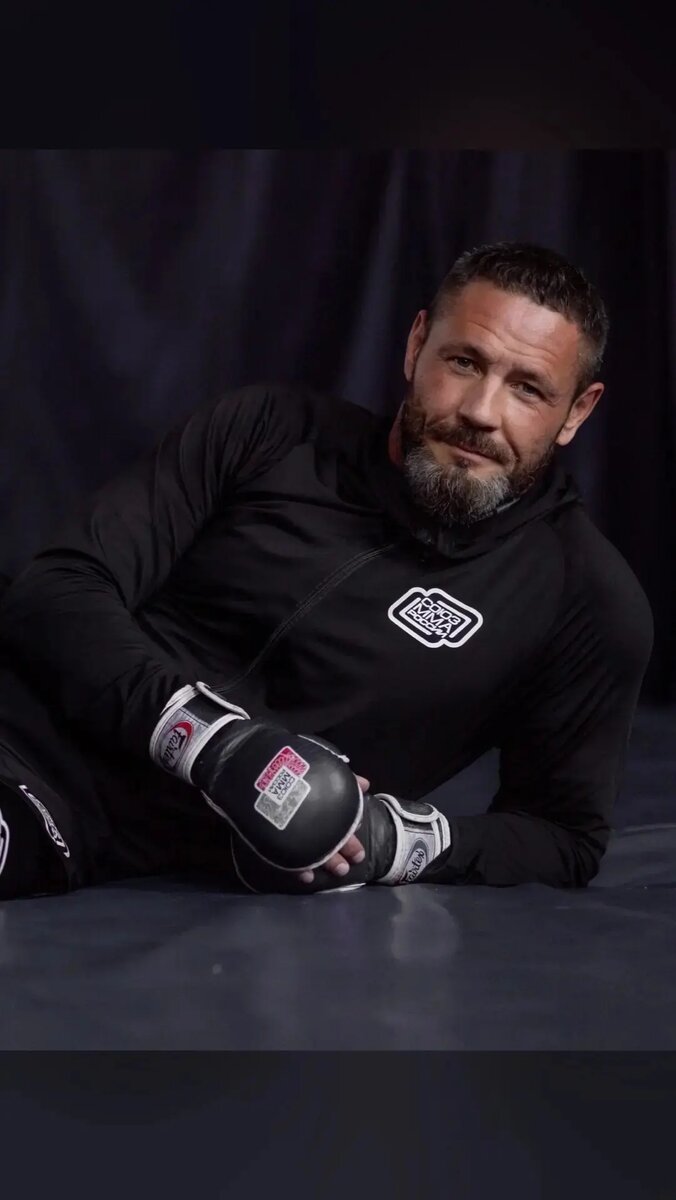    Сергей Николаевич Калгин. Обладатель чёрных поясов по трём видам единоборств, чемпион Европы по панкратиону. Член судейской коллегии Союза СБЕ ММА России, сертифицированный тренер по СБЕ ММА, рукопашному бою и панкратиону. Официальный представитель Союза СБЕ ММА России по Липецкой области.