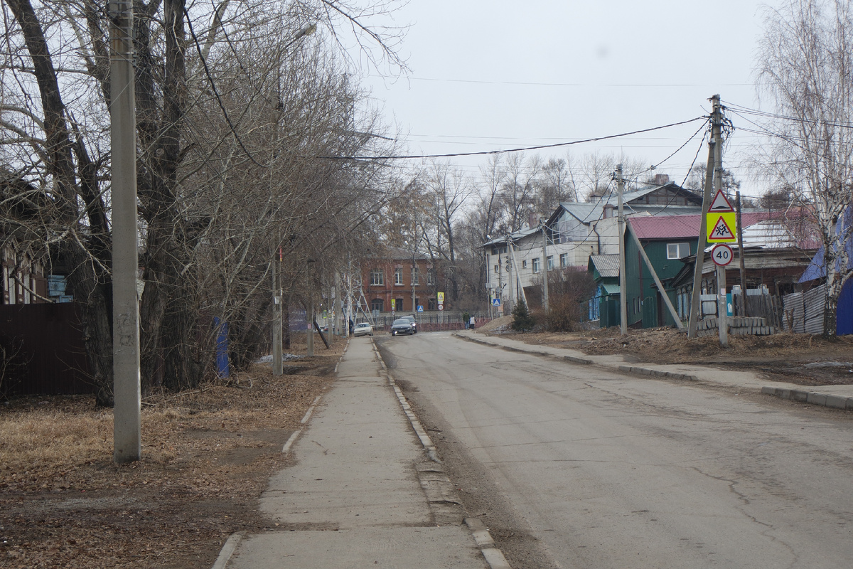 собственно впереди видны уже военный госпиталь и третья школа