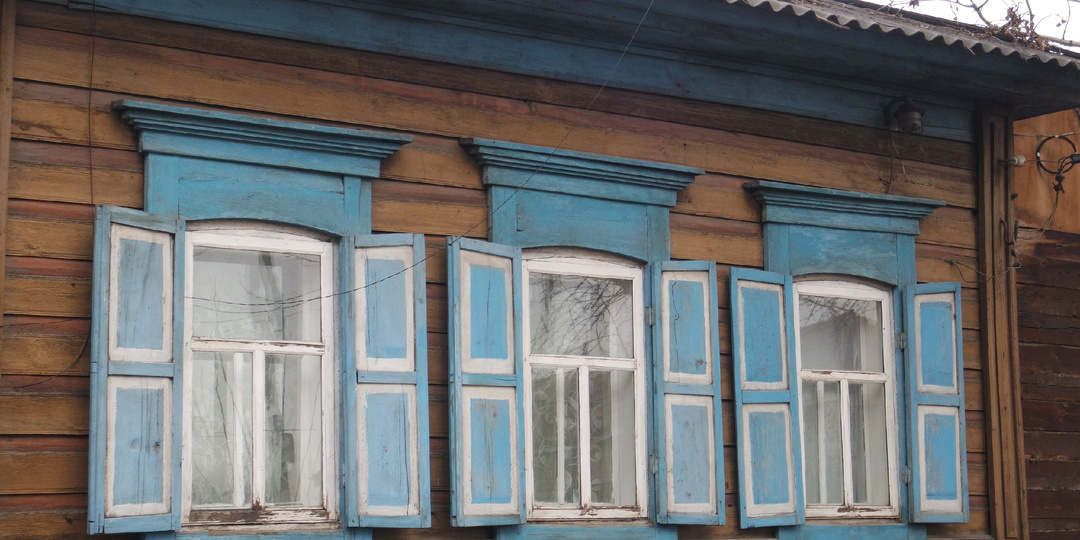 по улице Киренской в сторону Госпитальной (Иркутск, весна)