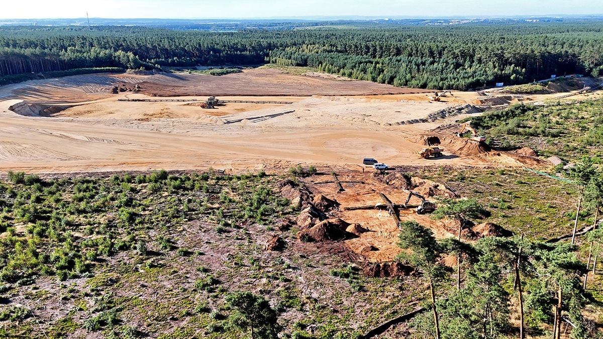    Раскопки проводились для расширения добычи гравия в карьере