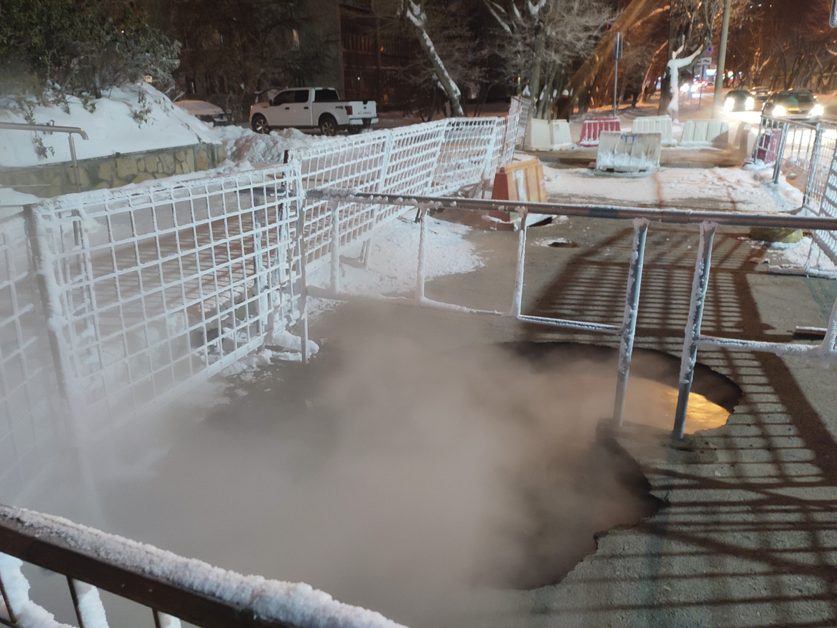 Сроки устранения коммунальной аварии пока не называются.  Фото: ФедералПресс / Ирина Ромашкина