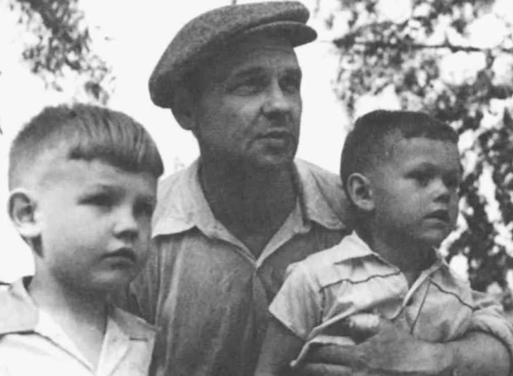 Фото: Маленький Николай с отцом и двоюродным братом 