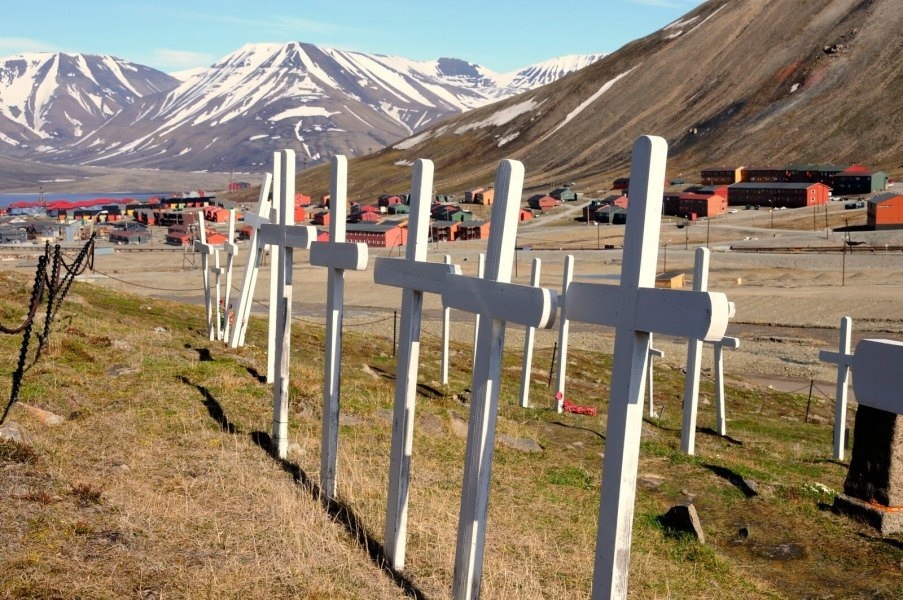 Старое кладбище Лонгйира. Деревянные кресты, единственное место захоронений на архипелаге. С 1950 года новых могил здесь нет.