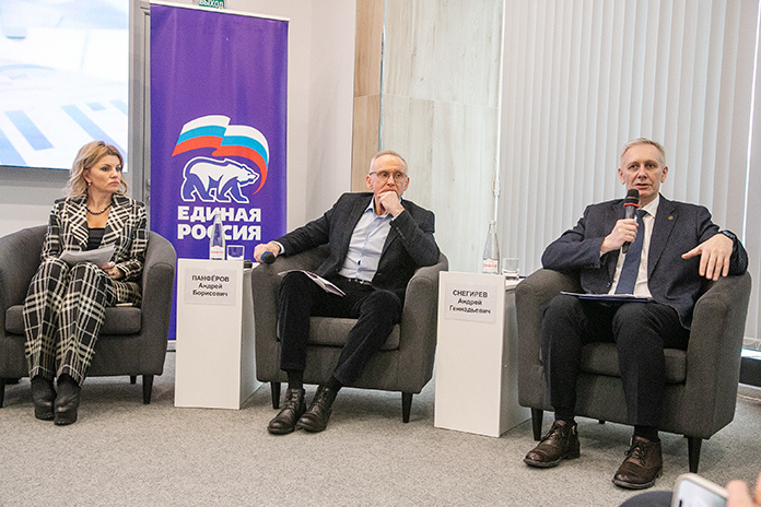    Ирина Диденко, Андрей Панфёров (в центре) и Андрей Снегирев (справа) объединили на одной площадке представителей бизнеса и власти для ответа на все наболевшие вопросы по налоговым изменениям. Фото: Михаил Периков