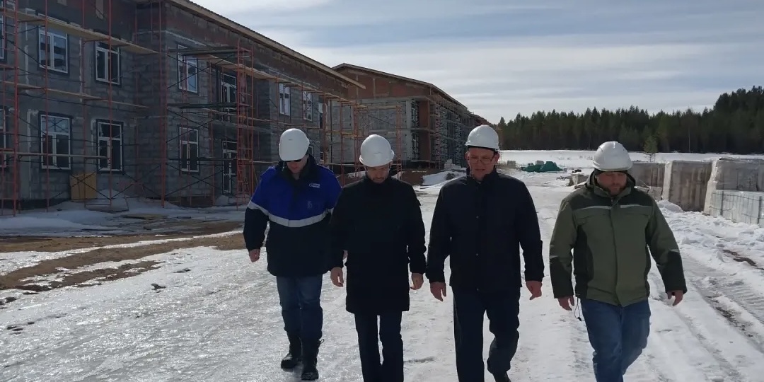 Школу, детсад и два дома должны достроить в Жигалово в 2026 году