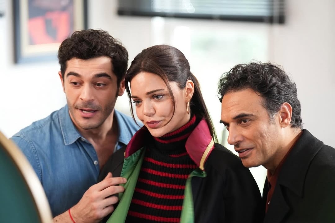 кадр из сериала "Мошенники"