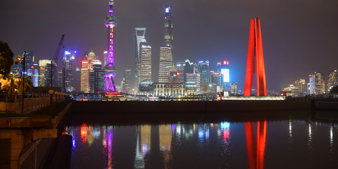 Шанхай: вечерняя цветомузыка над рекой Хуанпу