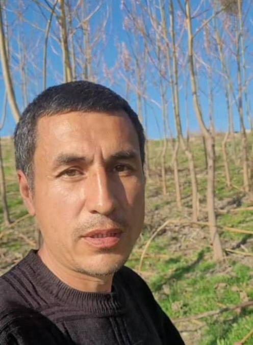 Отабек Нуритдинов на фоне своего подрастающего леса