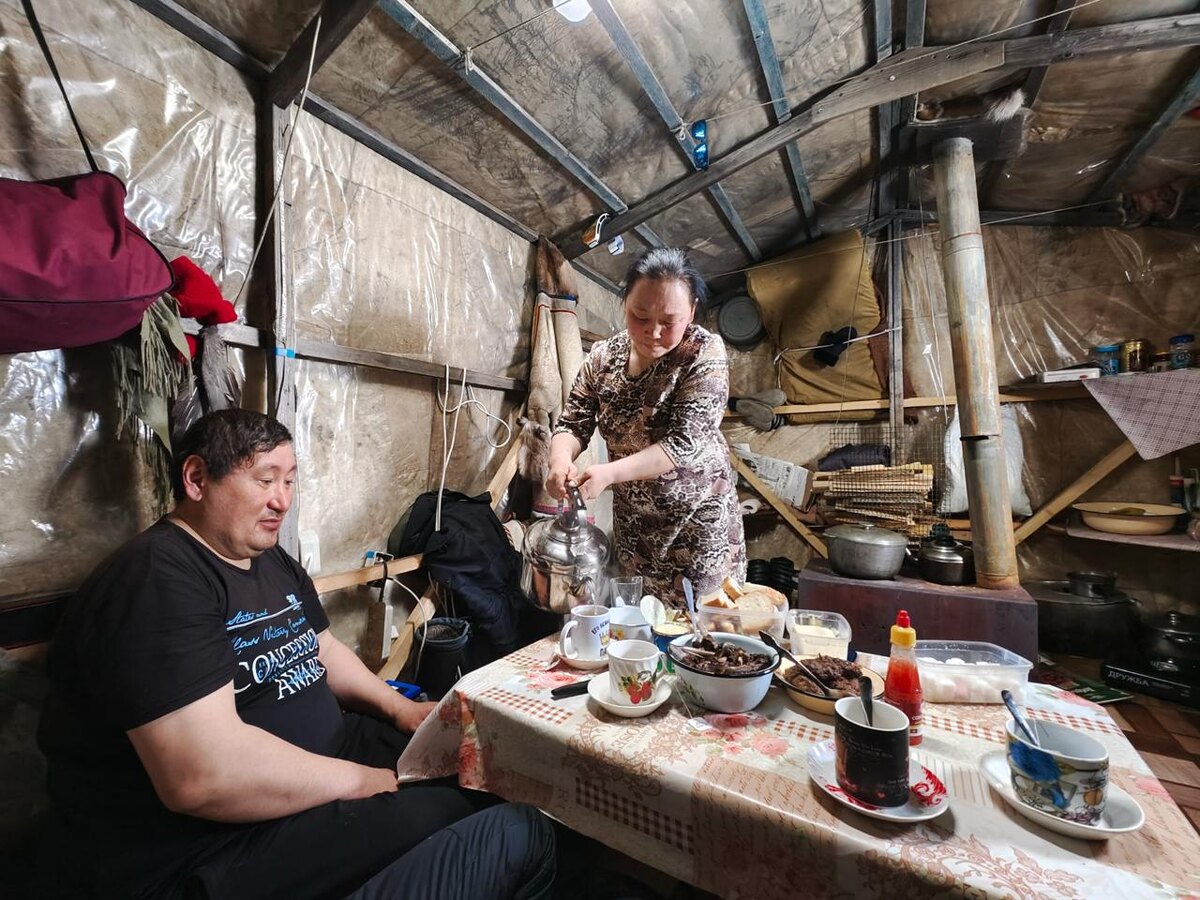 Наталья Тэседо наливает чай мужу и нам, гостям