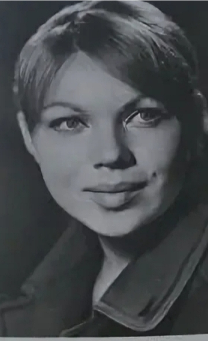 Актриса кино Валентина Теличкина, фотооткрытка из коллекции автора 