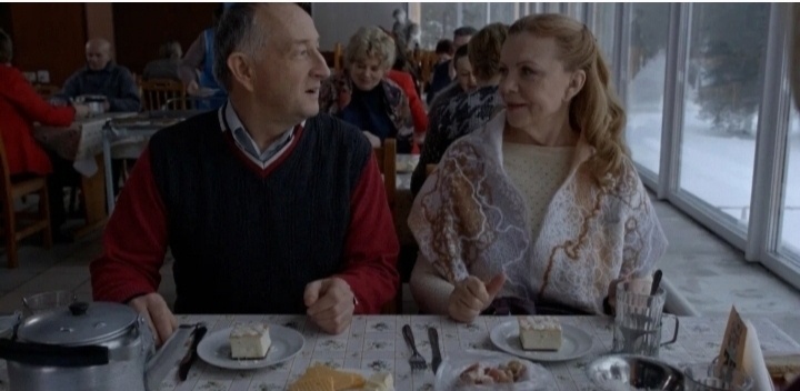 Зоя и Валера в столовой, скан с экрана 