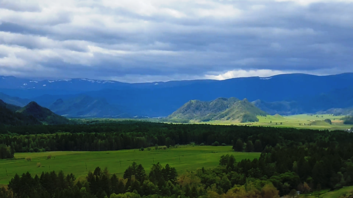 Вид на долину реки Каракол с высоты. Это место считается духовным центром Алтая, где природная гармония встречается с многовековой историей древних кочевников