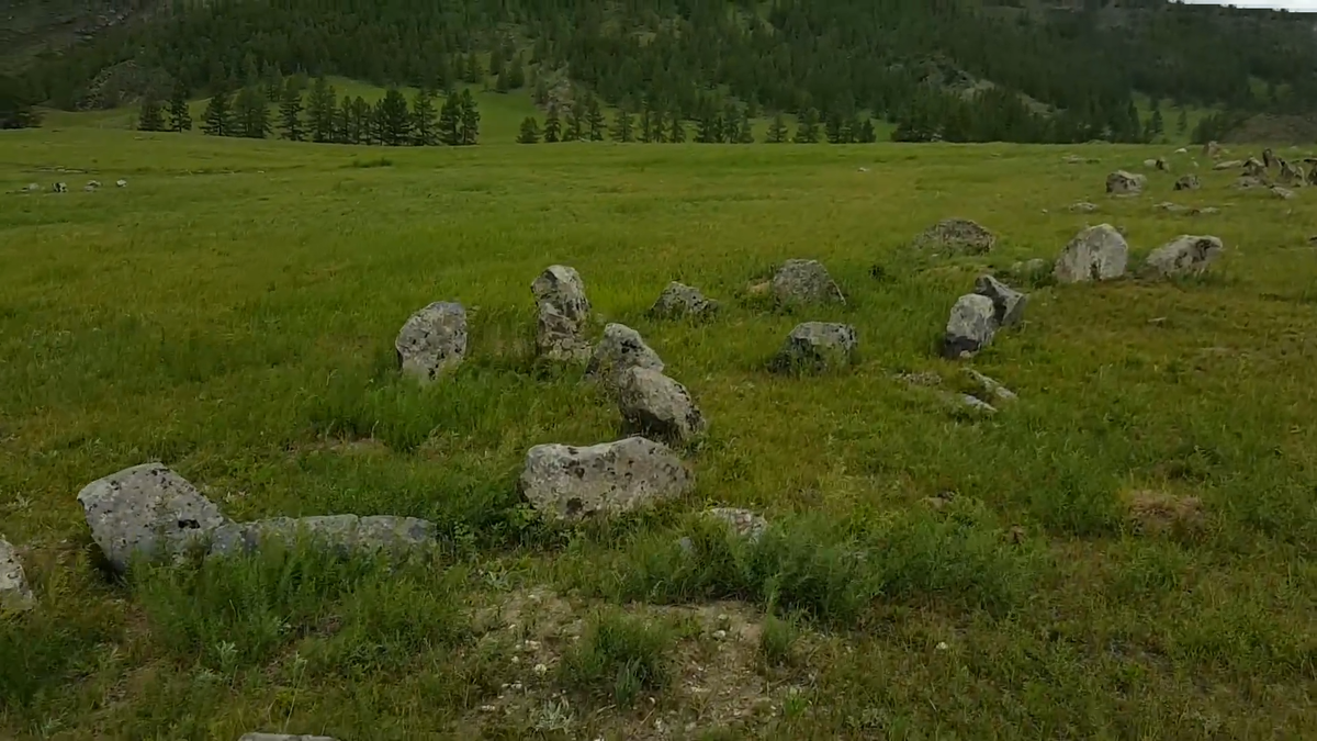 Следы древних цивилизаций буквально под ногами. Каракольская долина усыпана такими каменными выкладками — это курганы и ритуальные сооружения, возраст которых исчисляется тысячелетиями