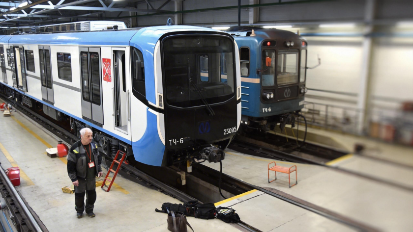    Поезда "Балтиец" наконец-то добрались и до синей ветки метро Петербурга. Алексей БУЛАТОВ