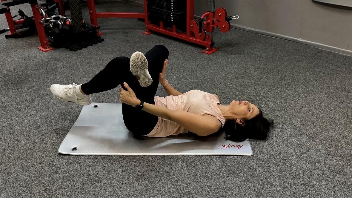 Растяжка грушевидной мышцы и приводящих мышц бедра.