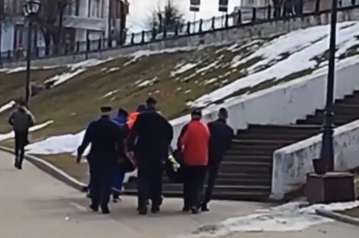    В центре Твери мужчина упал в Волгу и не смог самостоятельно выбраться