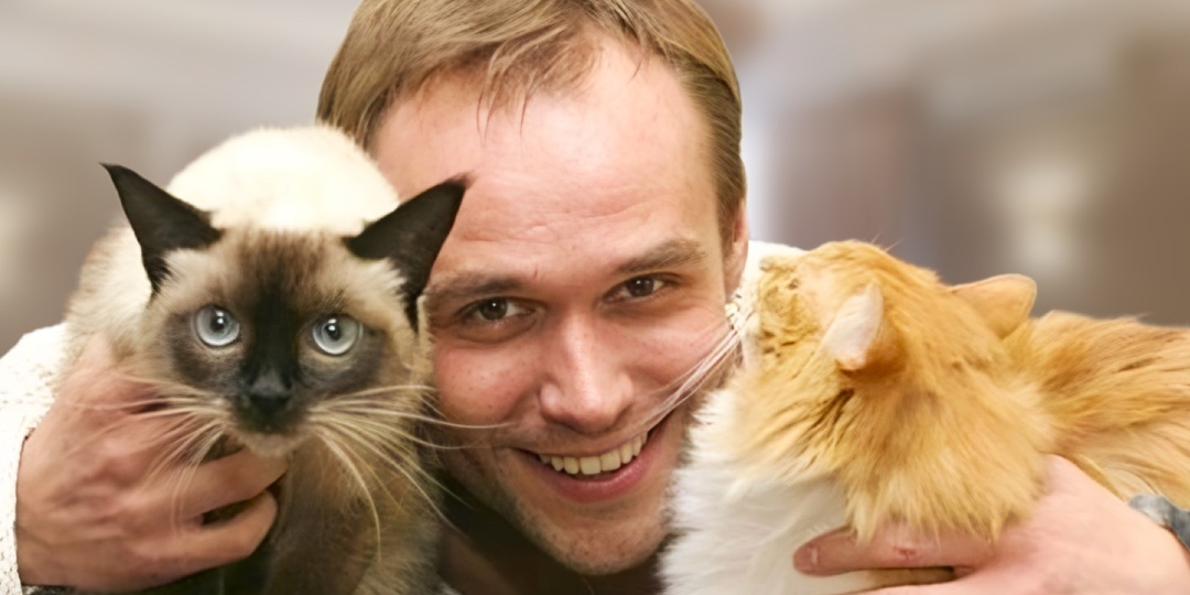 Болезнь, с которой борется много лет и безответная любовь к Порошиной. В 50 лет Максим Аверин без детей и жены, зато с кошками