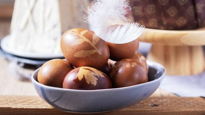 Луковая шелуха, кофе и куркума: 10 натуральных красителей для пасхальных яиц