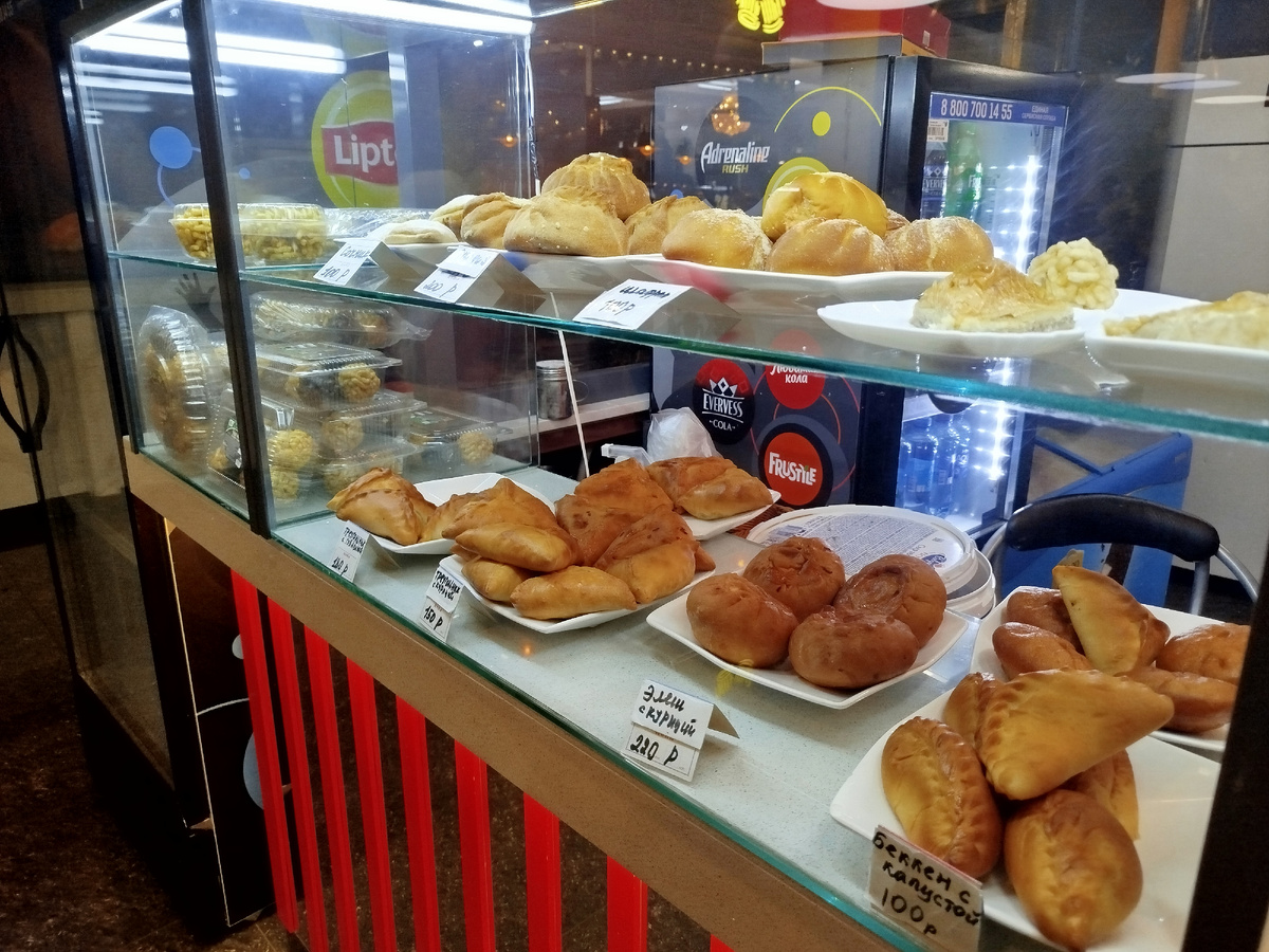 Витрина с домашней выпечкой.