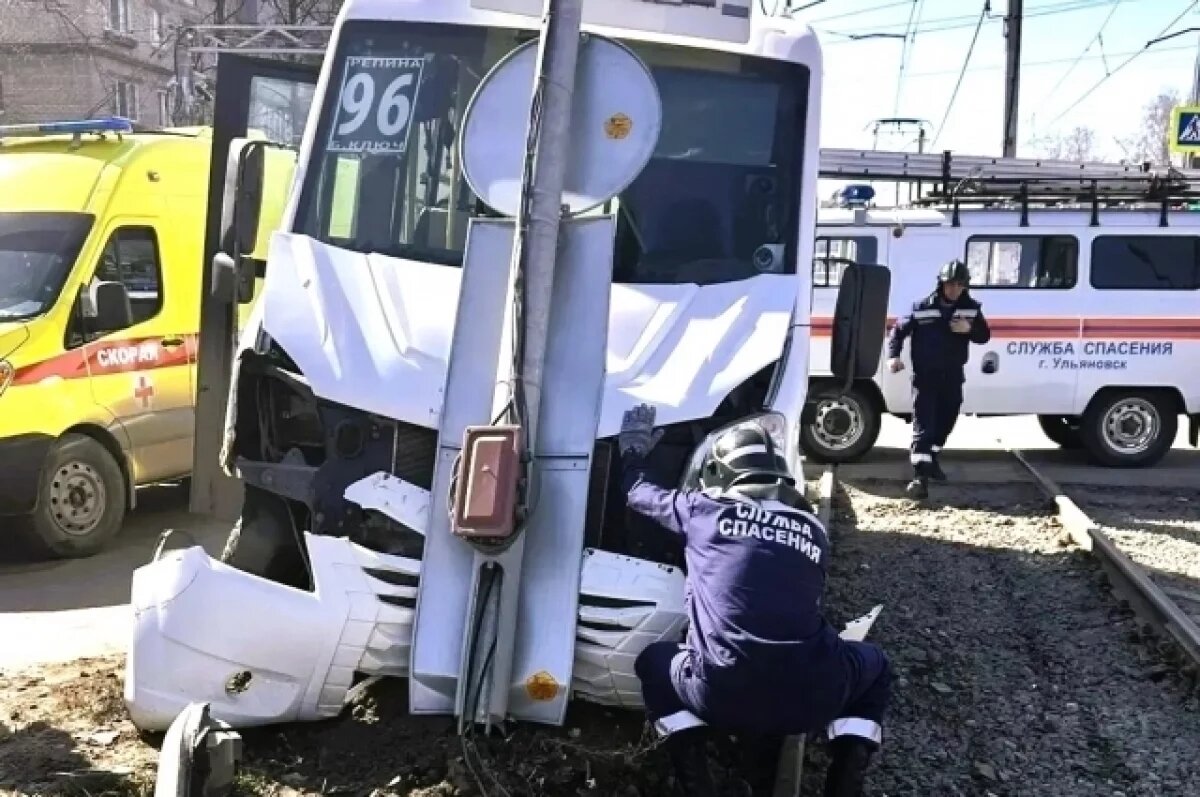    В Ульяновске маршрутка столкнулась с легковушкой и влетела в световую опору