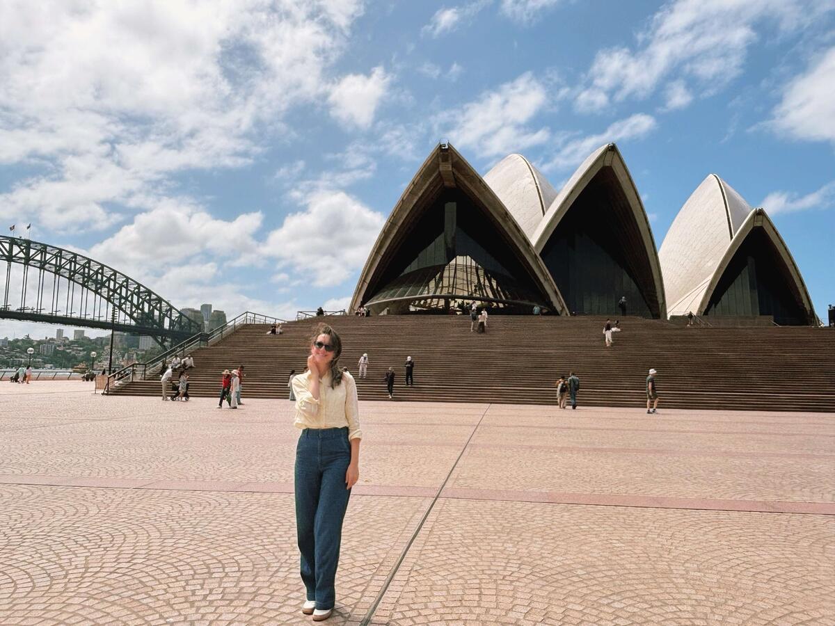 У здания Сиднейской оперы после всех приключений с визой