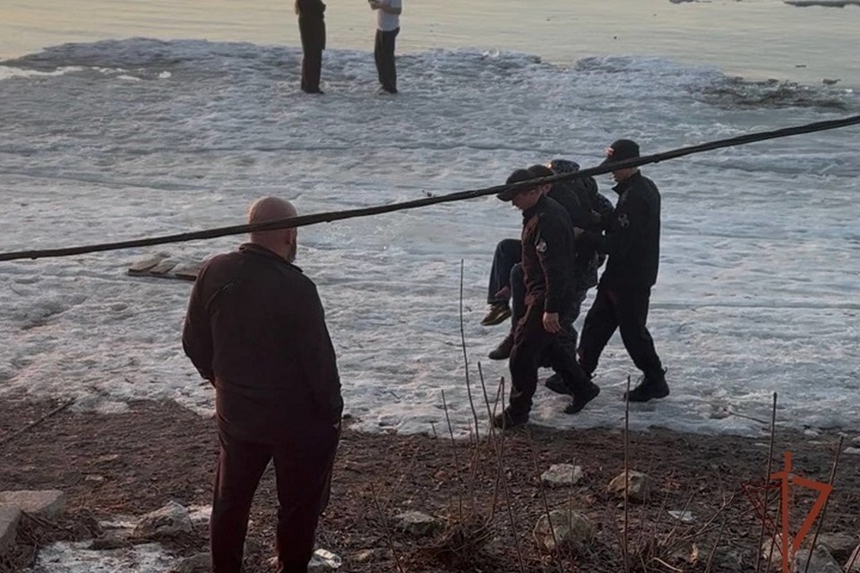    Самарец провалился ногой в промоину во время прогулки по берегу Волги. Предоставлено пресс-группой управления Росгвардии по Самарской области