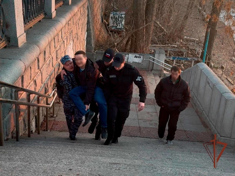    Росгвардейцы на руках донесли пострадавшего парня до набережной. Предоставлено пресс-группой управления Росгвардии по Самарской области