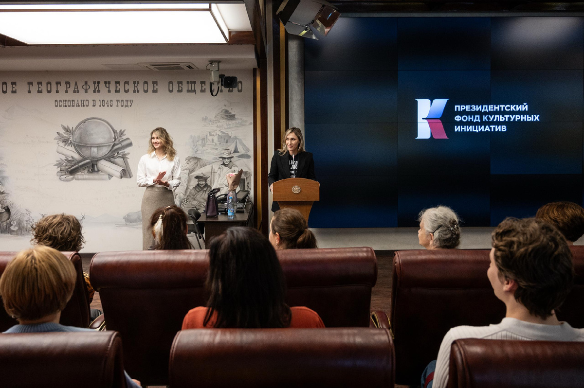 Слева направо: администратор съемочной группы, редактор Софья Придворова и режиссер, сценарист фильма «Люди белой земли» Юлия Невская на премьере фильма в Москве, ноябрь 2025. Фото с показа — Федор Лавров.