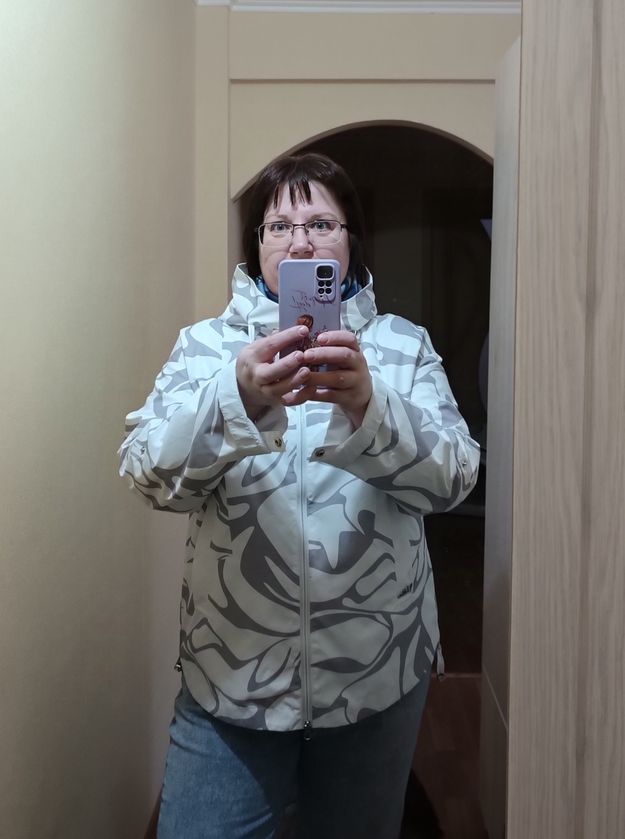 Купила себе ветровку, ранее показывала оливковую, но в реале она оказалась лимонной и фасон совсем не мой.