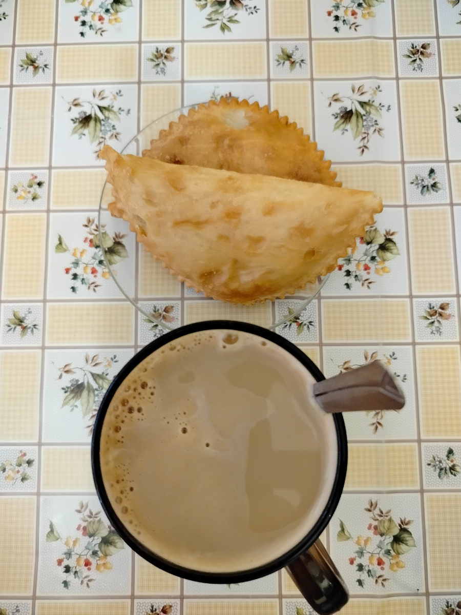 Кофе и чебуреки , последние доели😉