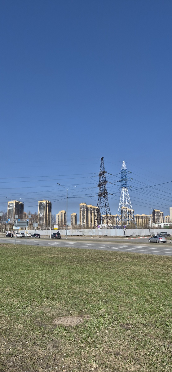 Вот тут ее видно лишь вдалеке 