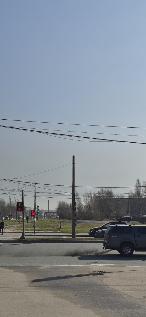 А вот тут очень характерный цвет неба. Что творится в районах, более близких к портам, не хочется представлять. 