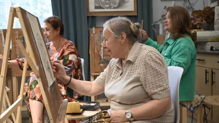  Пенсионерка Вера Гамазова рисует / Фото: Пелагия Замятина / Вечерняя Москва