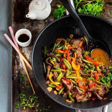 Вок с соевым мясом — это отличная альтернатива привычной азиатской лапше для тех, кто соблюдает пост или придерживается вегетарианства. Соевое мясо (текстурат) богато растительным белком и при правильной подготовке отлично впитывает ароматы соусов.