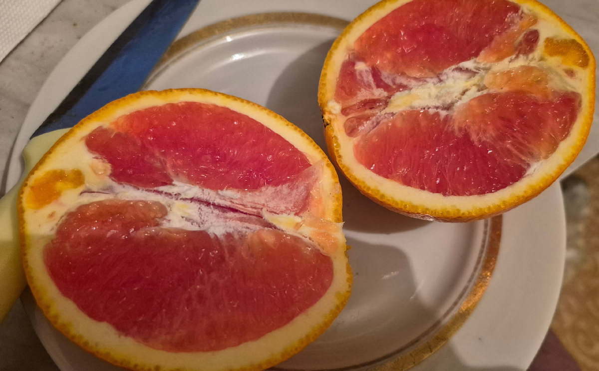 еще из интересного - разрезала обычный апельсин, а он красный
