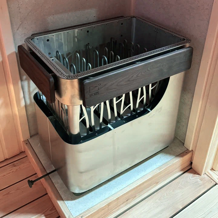 Печь BORN STONE (КАМЕНЬ) на подиуме, облицованном плиткой.