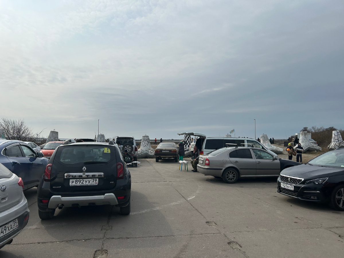 На парковке у здания ЦСКА не было пусто, еле припарковались.
