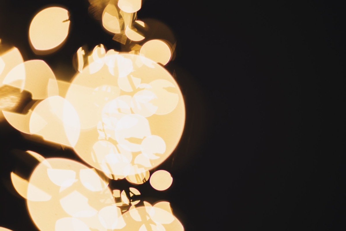    Ученые обнаружили у кристаллов перовскита уникальное свойство: они способны резко и обратимо менять форму под воздействием света. Это явление, известное как фотострикция, не встречается у традиционных полупроводников.