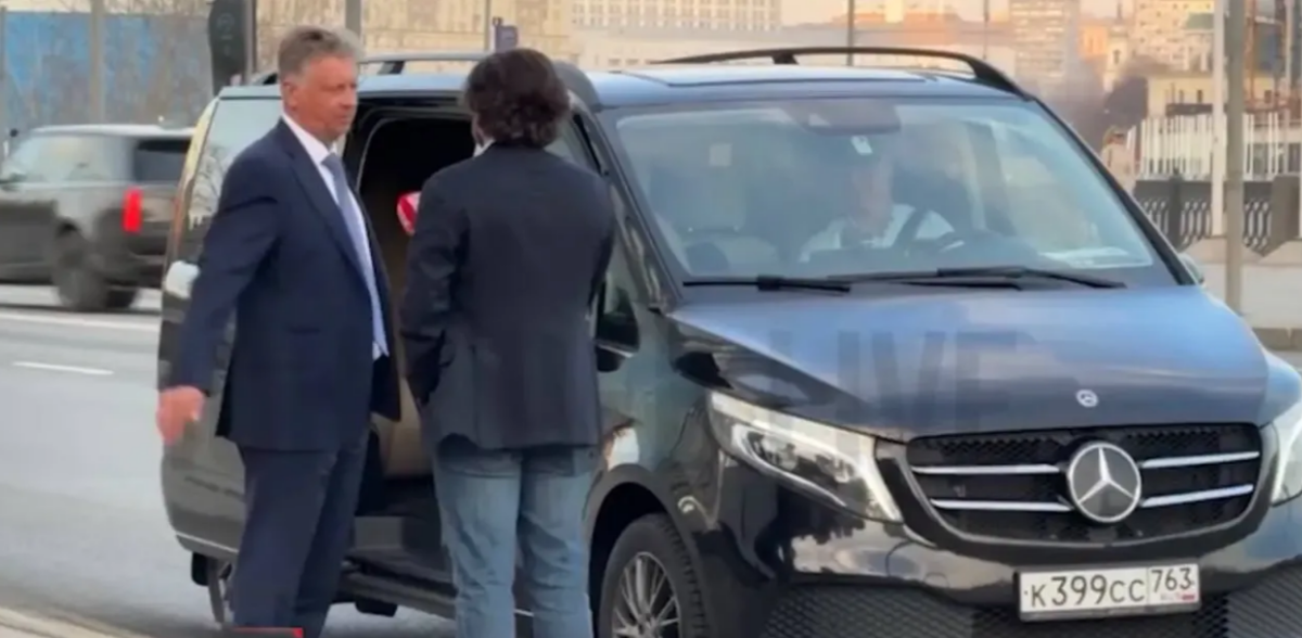 Соколов садится Mercedes V-Class 