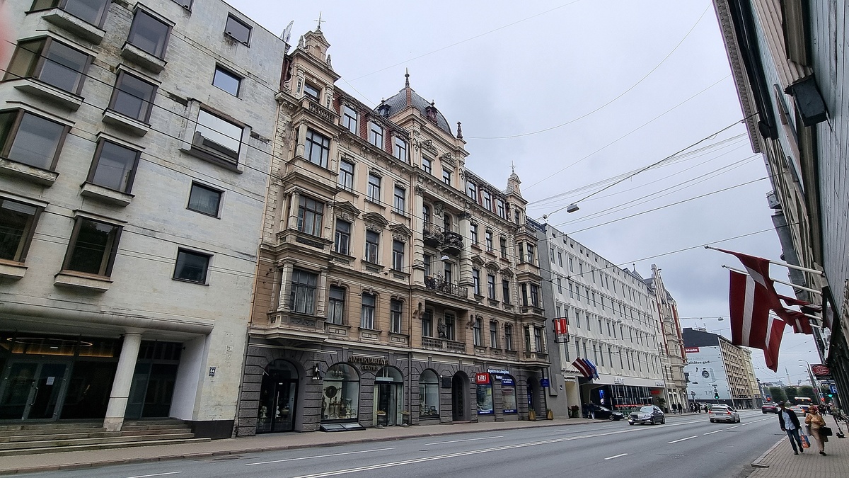 Дом на улице Бривибас, 52 в Риге, на котором была мемориальная доска писательнице Мирдзе Яновне Кемпе. Фото: Александр Ржавин, 14 сентября 2024 года.