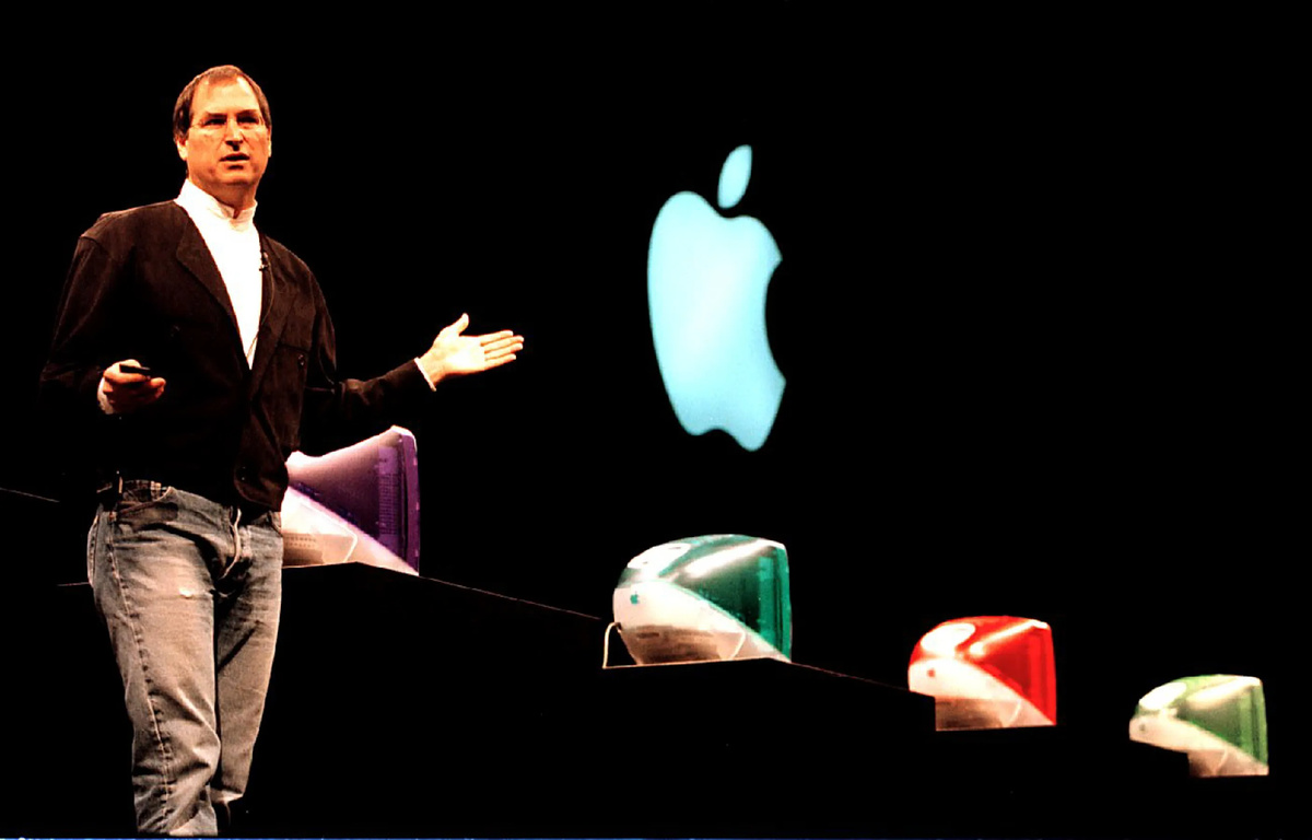 Временный генеральный директор Apple Стив Джобс представляет пять новых цветов компьютера iMac во вторник на конференции MacWorld в Сан-Франциско, 5 января 1998 года.