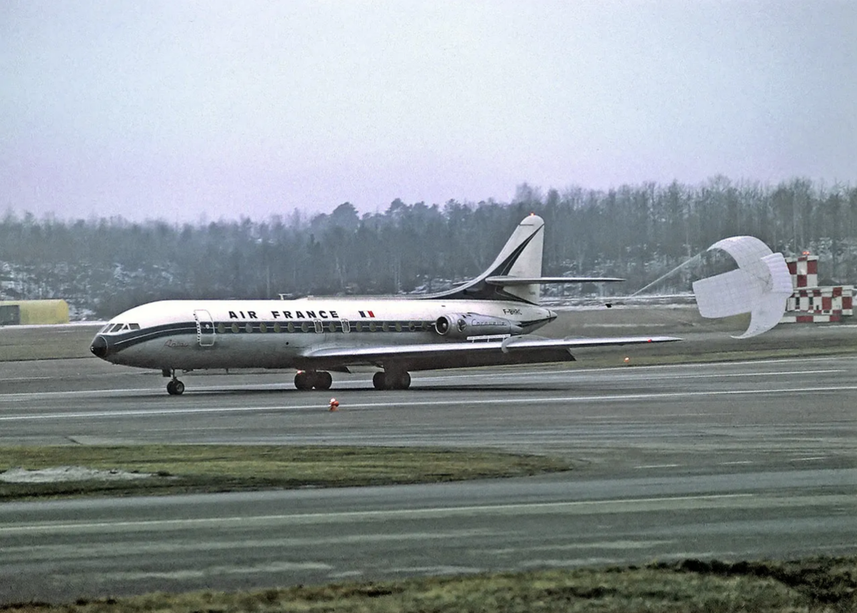 Самолет Caravelle авиакомпании Air France раскрывает тормозной парашют при посадке в Стокгольме в 1971 году. (Ларс Сёдерстрём)