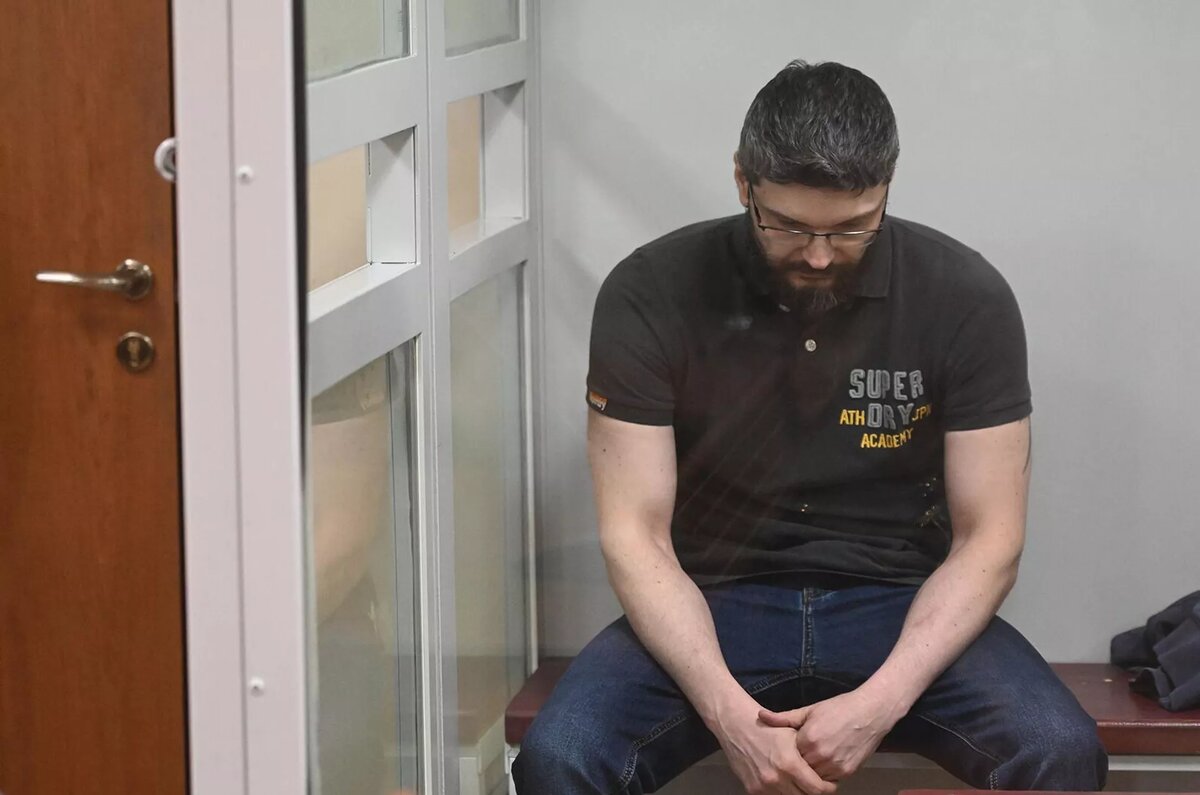 Пасынок рок-музыканта Стаса Намина Роман Ткаченко, обвиняемый в убийстве сводного брата и родной бабушки, во время оглашения приговора в Московском областном суде (31 марта 2026). Красногорск © Sputnik / Михаил Воскресенский